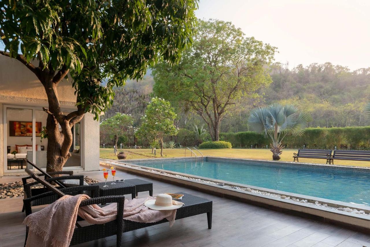 The Leaf By Stayvista - An Enchanting Escape Offering A Pool, Terrace, Lush Lawn, Contemporary Interiors, And Indoor Games Alībāg Exterior foto